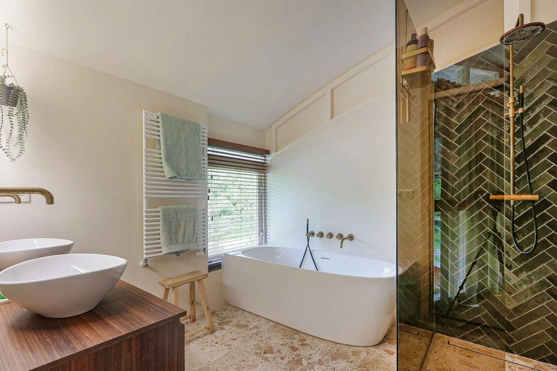 Badkamer met vrijstaand bad