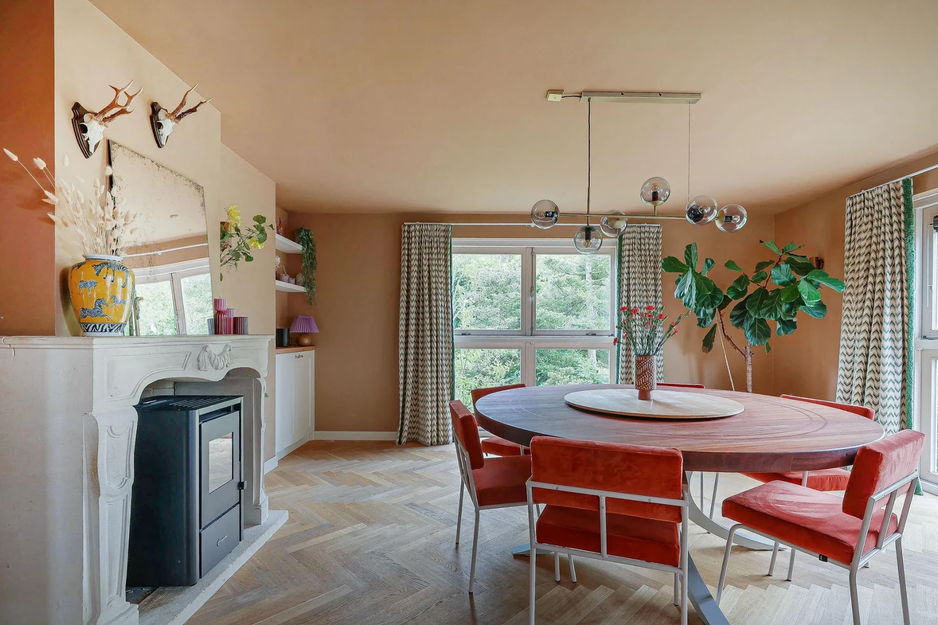 [Samen aan tafel]Warme maaltijden in een huiselijke eetkamer, in vertrouwd gezelschap.